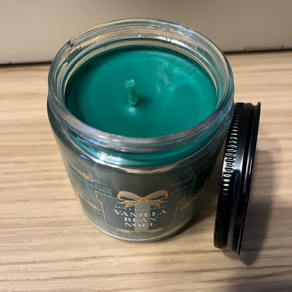 Bath & Body Works Single Wick Candle. Vanilla Bean Noel. - Picture 2 of 3